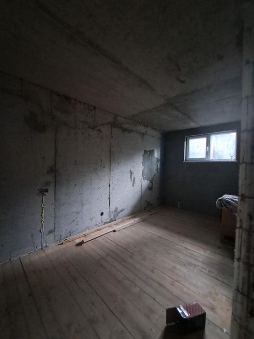 Продам приміщення на 14 квартир + гараж, поруч з метро "Берестейська"