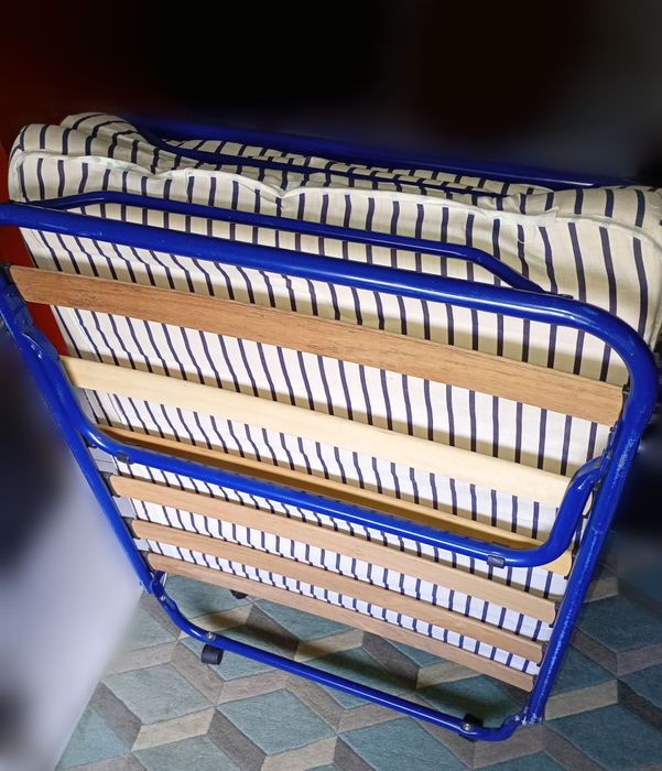 Cama dobrável IKEA Sandvika como nova