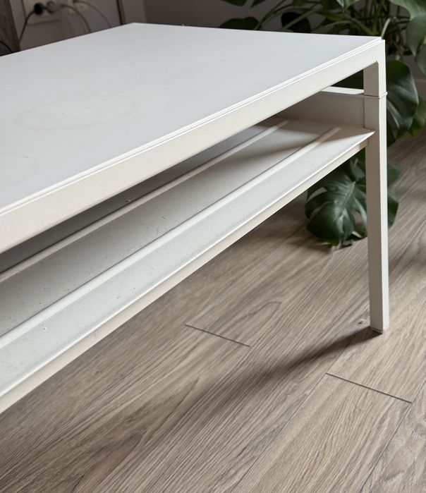 Biały stolik do salony marka Ikea