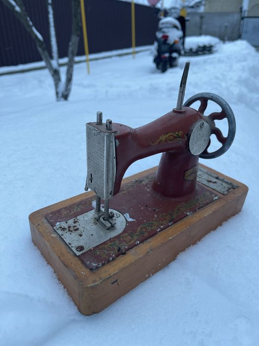 Продам Швейная машинка детская СССР