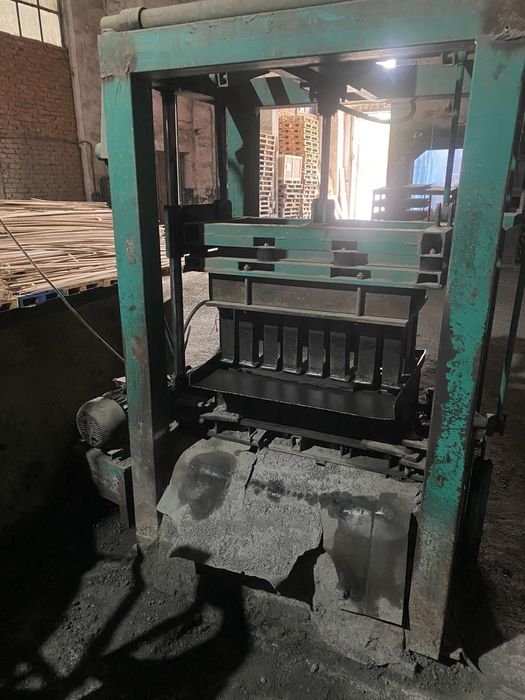 Продам прес для блоків з стелажами на 1200 штук і мішалко