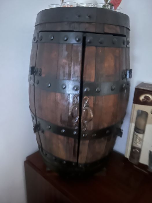 Barril em forma de mini bar