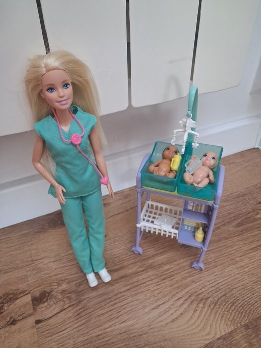 Sprzedam zestaw lalki Barbie lekarka