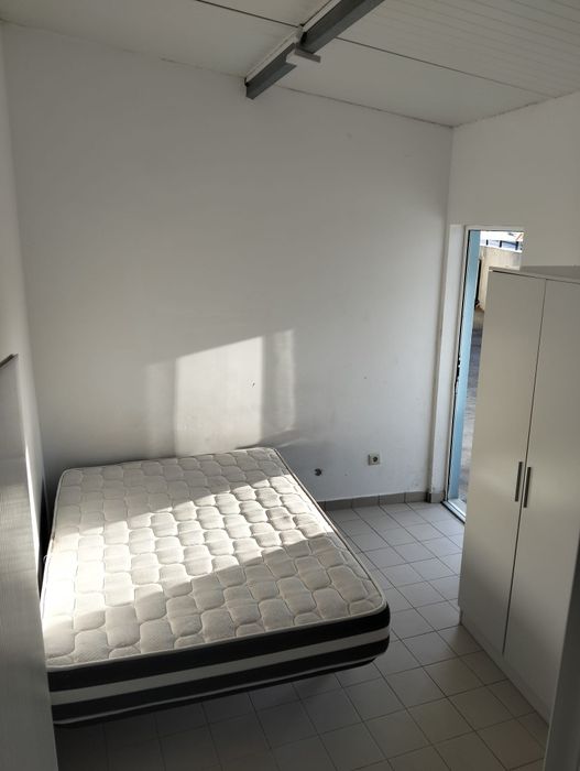 Arrendo quarto, com WC (suite), mobilado.