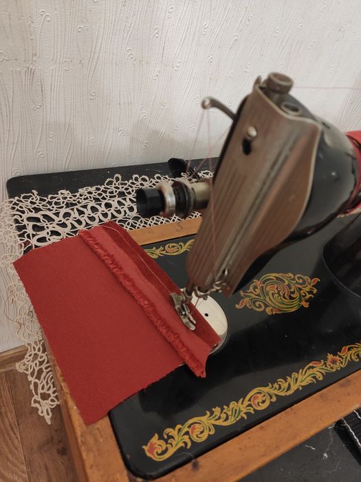 Ручна швейна машинка,справна.