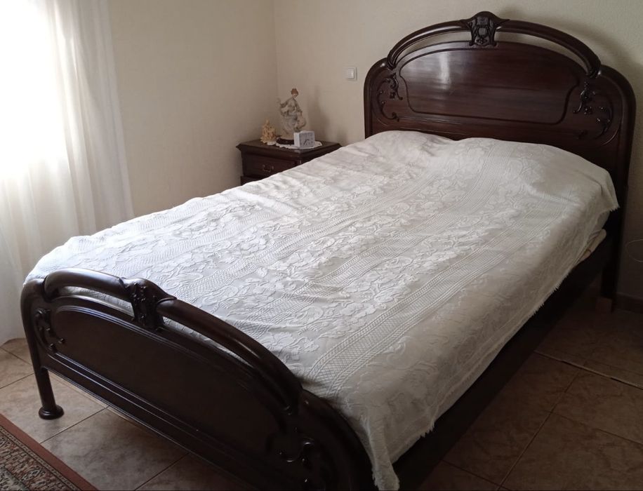 Cama de casal em mogno