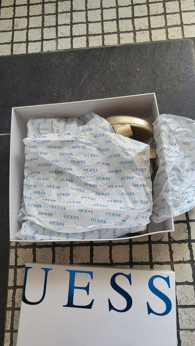 Sandália dourada Guess