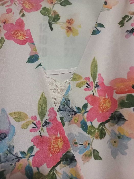 Ошатна сукня скроєна на запах в яскравий квітковий принт.
Mango