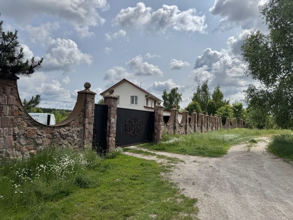 Просторий маєток з басейном — ідеальний варіант для родини чи бізнесу!