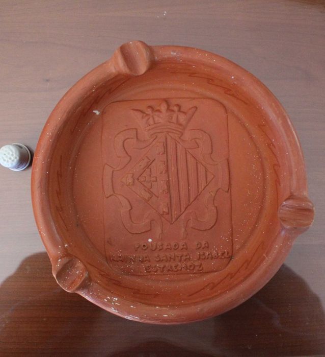 Cinzeiro de barro com o brasão da Pousada Rainha Santa Isabel