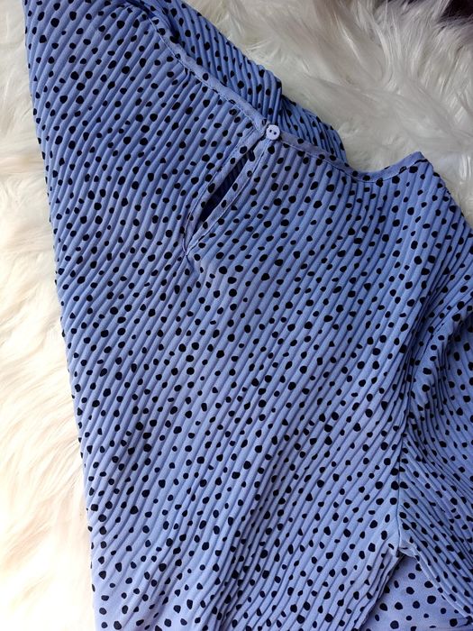 Zwiewna bluzka Stradivarius – niebieska w czarne plamki 38/40