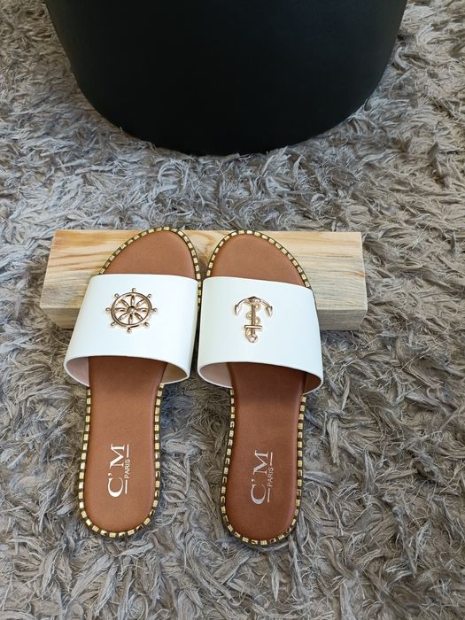 Białe skórzane klapki damskie R 40