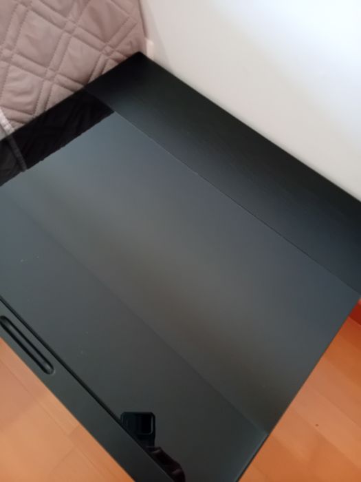 Mesas cabeceira baixas (2) em mogno preto  com tampo de vidro epés