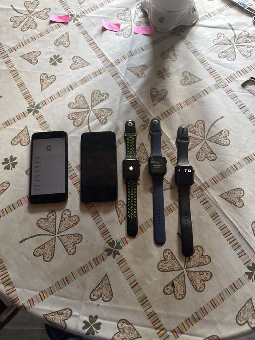 Conjunto de iPhones e apple watch .