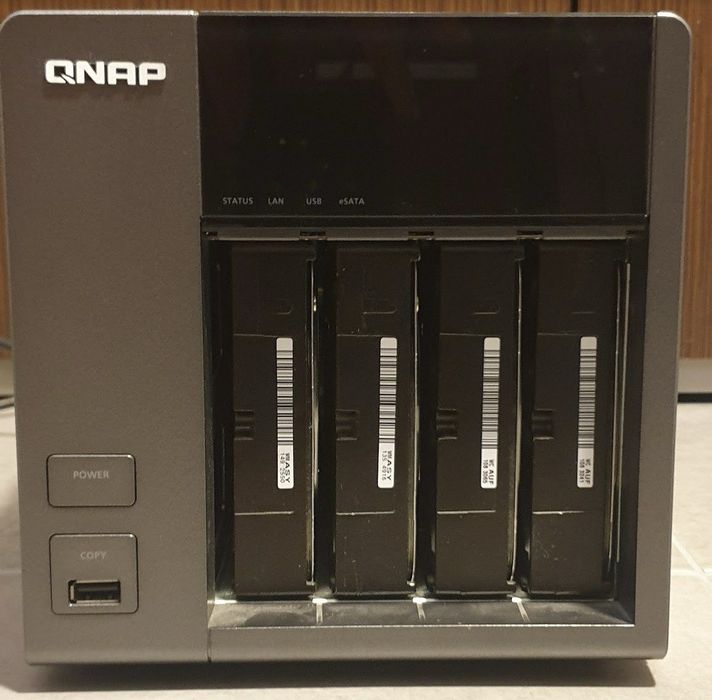 QNAP TS-410 мережеве сховище NAS + 4 диски по 500ГБ