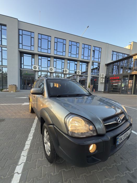 Продам хороший автомобіль Hyundai Tukson Хюндай Туксон 2012 2.0 бензин