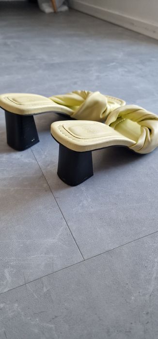 Klapki na szerokim obcasie