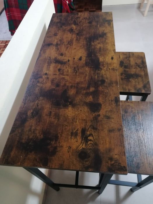 Mesa alta com dois bancos