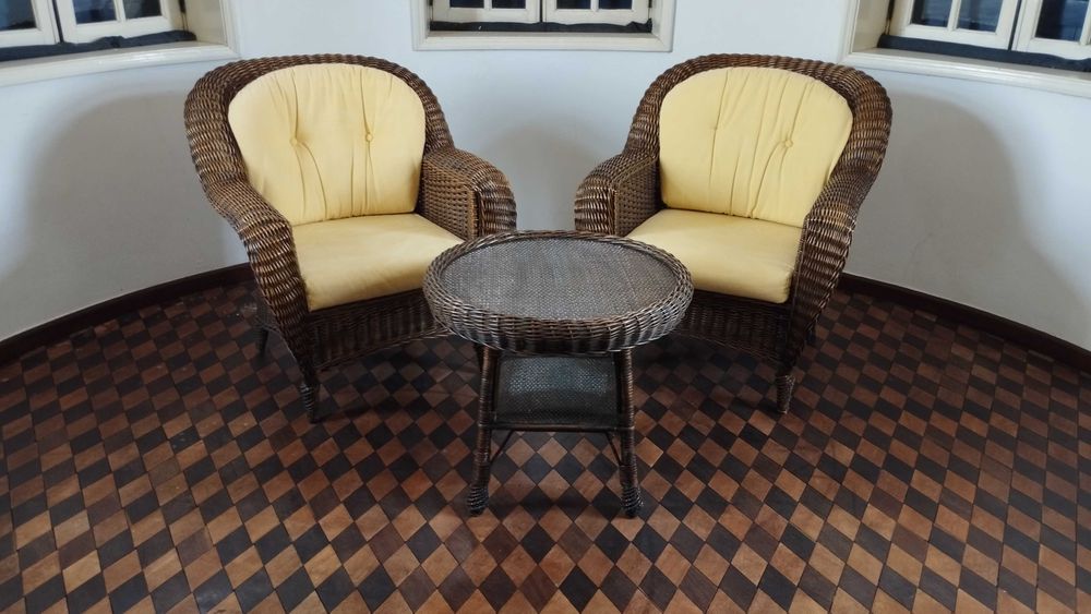 Conjunto de Cadeirões com Mesa de Centro – Bambu