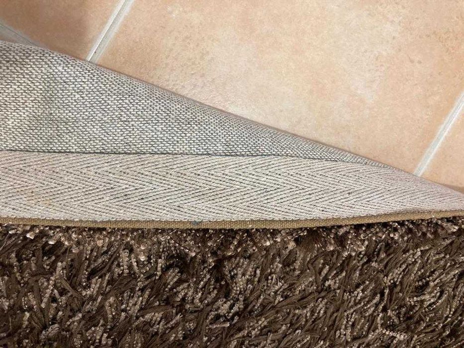 Conjunto de 3 tapetes castanhos e 1 carpete verde, pelo medio