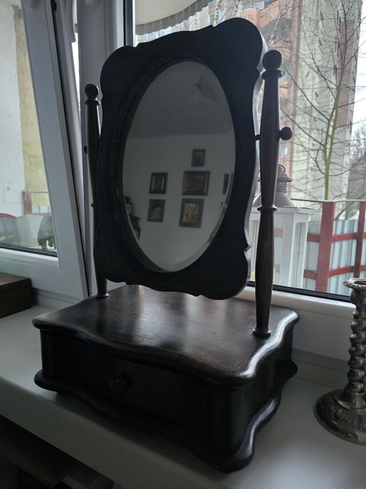 Mała toaletka z lustrem i szufladą