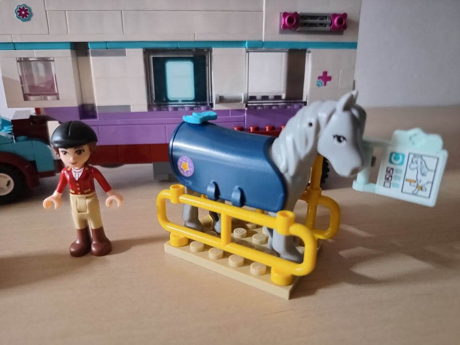 LEGO Friends 41125 Przyczepa lecznicza dla koni