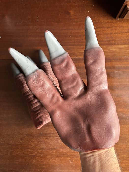 Mãos de dinossauro para festa temática