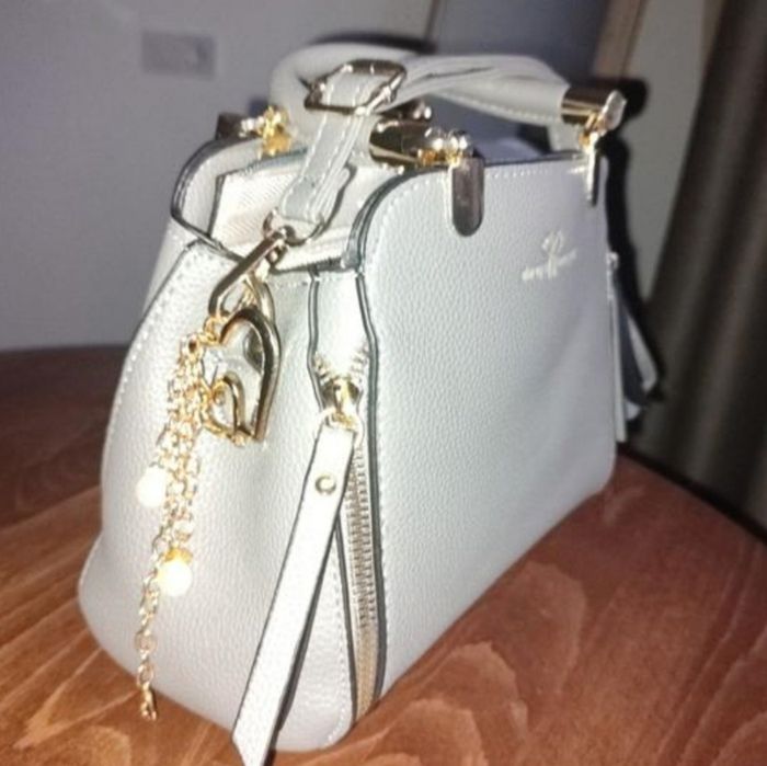 Жіноча маленька сіра  сумочка