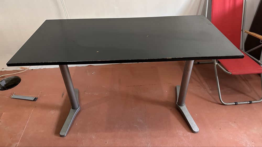 Mesa prera com alguns riscos