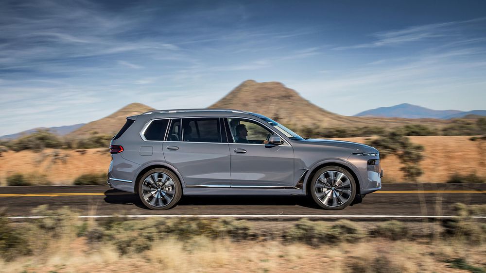 BMW X7 szare prawy bok