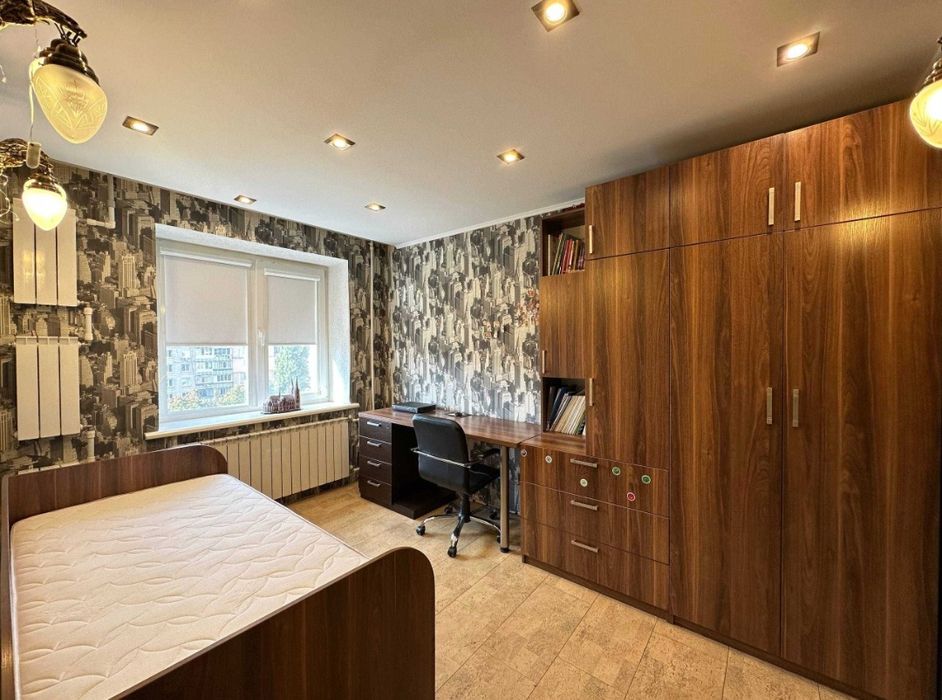 Продам 4к Красный камень, кирпич