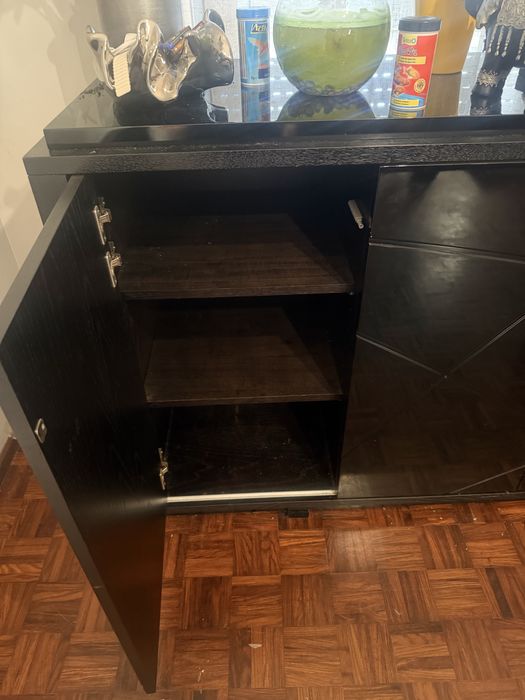 Aparador grande com 2 portas de correr e 2 de click