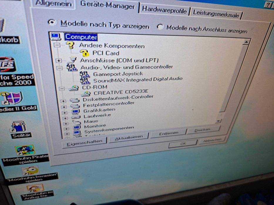 Stary retro komputer stacjonarny Creative