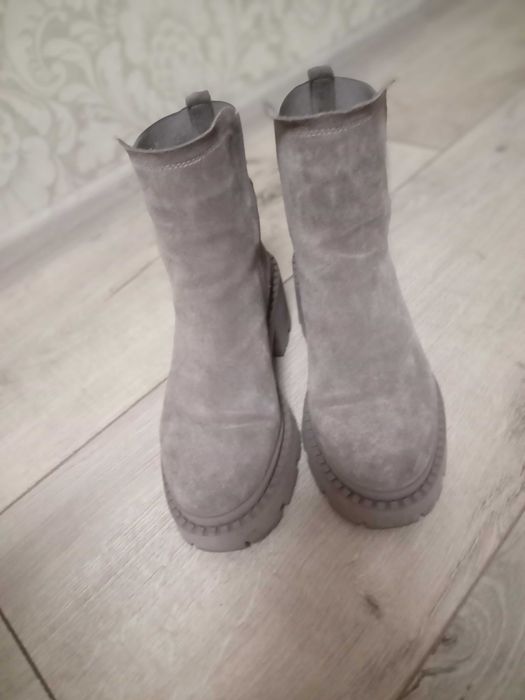 Продам осінні ботинки,замш,на утеплювачі