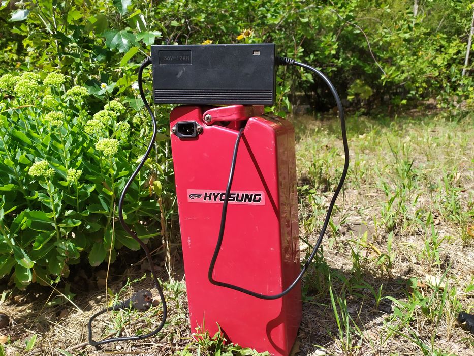 Продам на электровелосипед Аккумулятор зарядное устройство