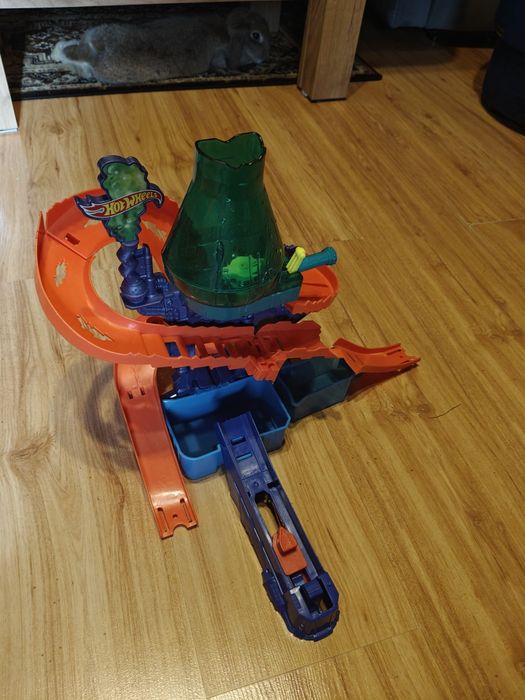 Tory i samochody Hot Wheels.
