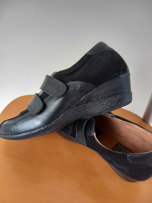 Sapatos pele, com cunha, tam. 39