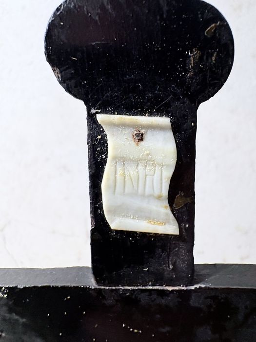 Antigo crucifixo em madeira ebonizada e placa “INRI” esculpida - Sec. XIX