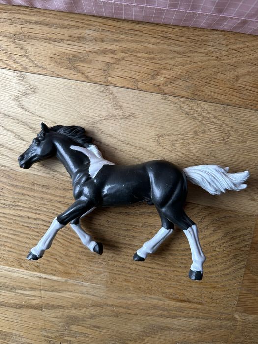 Figurki koni – zestaw 4 szt. (Schleich + 1 innej marki)