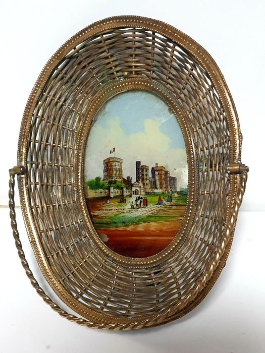 antigo cesto em metal dourado com pintura reversa do Windsor Castle
