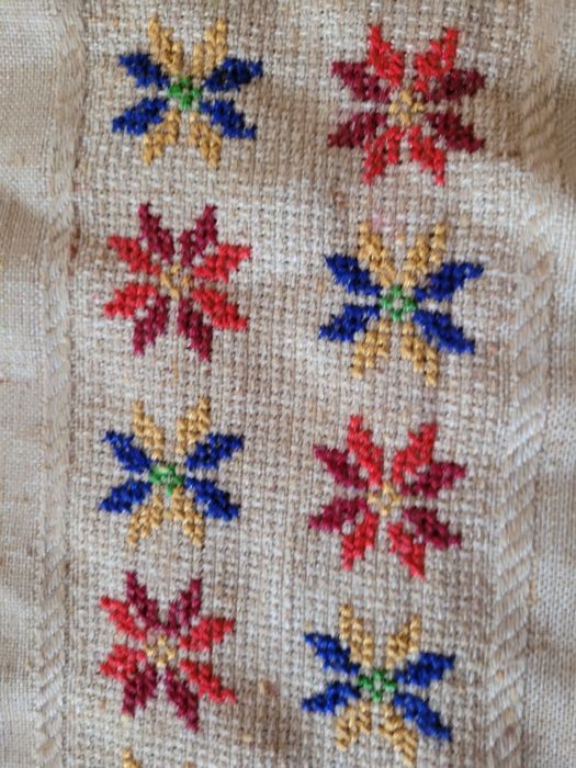 Tolha de mesa rustica género arraiolos feita manualmente  160cmx160cm