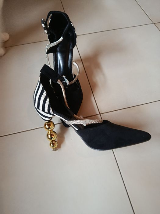 Sapato cerimónia com brilhantes com detalhes diferentes