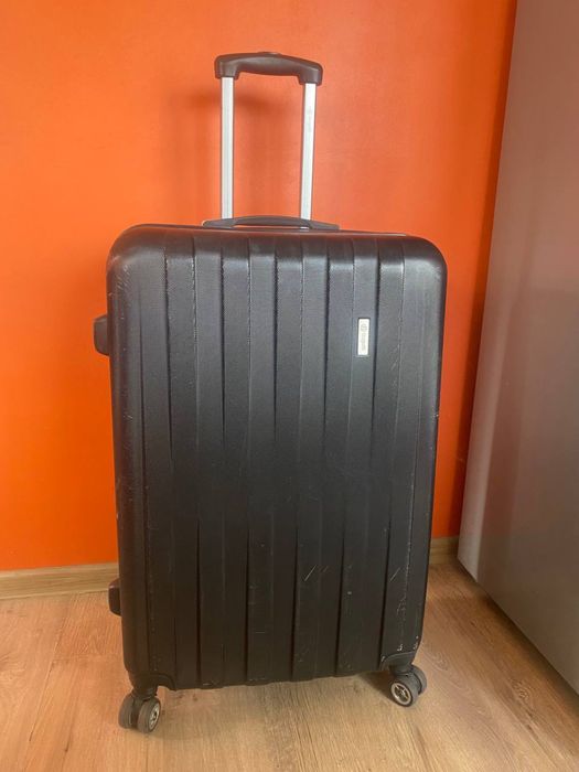 Продам пластиковый чемодан на колесах