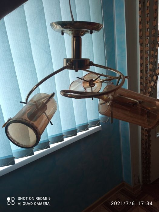 Люстра на три лампочки.