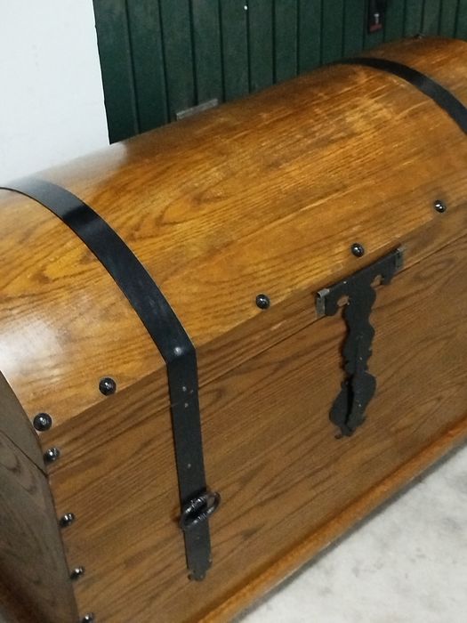 Baú em madeira ...........