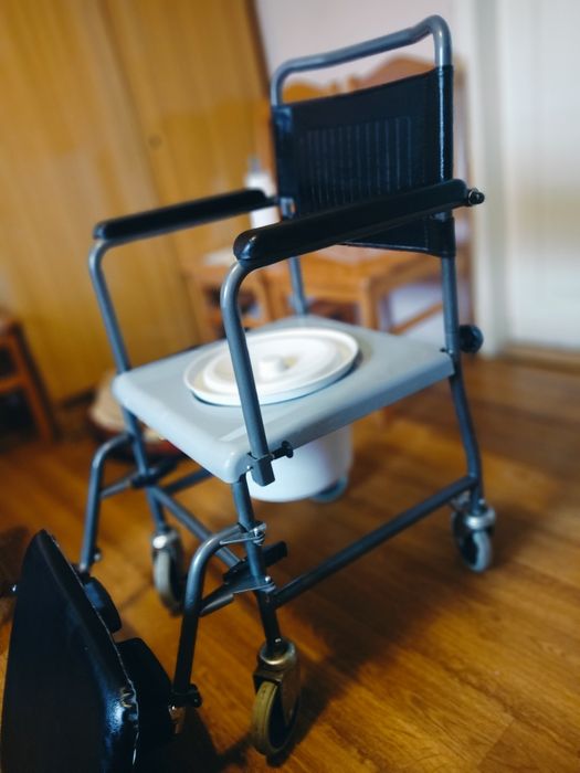 Wózek sanitarny dla osoby niepełnosprawnej