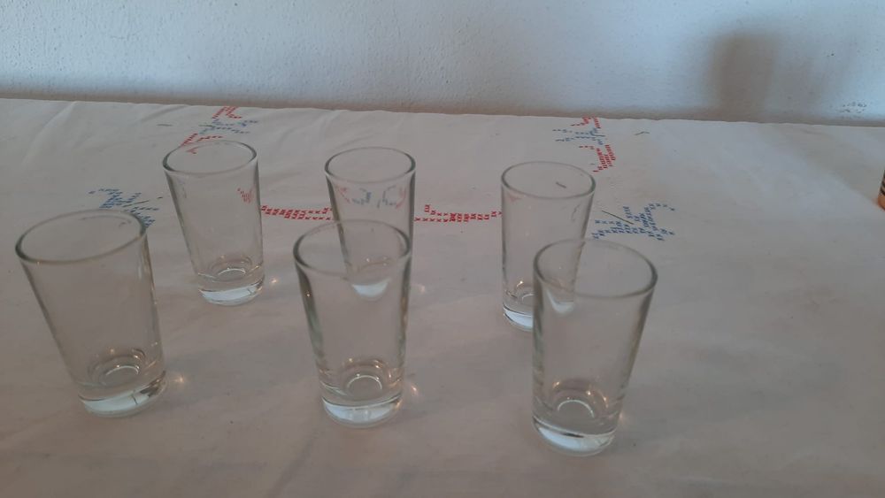 Vários copos antigos e m vidro.