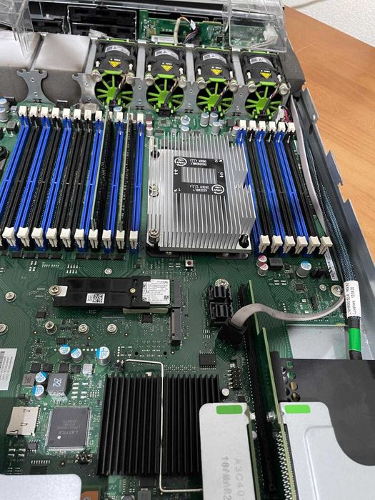 Servidor 1U Fujitsu Primergy RX2530M5, 32Gb, 2x900Gb, 1x XEON Silver