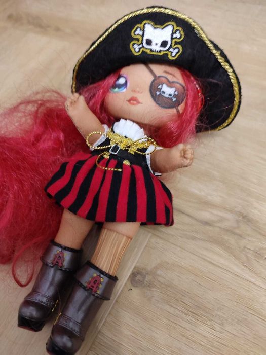 Na! Na! Na! Surprise Becky Buckaneer Lalka piratka z Sparkle Series.