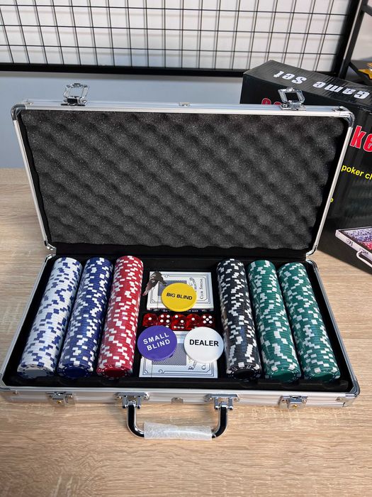 Якісний набір для гри в покер(300 фішок, 2 колоди карт,кейс,5 кубиків)
